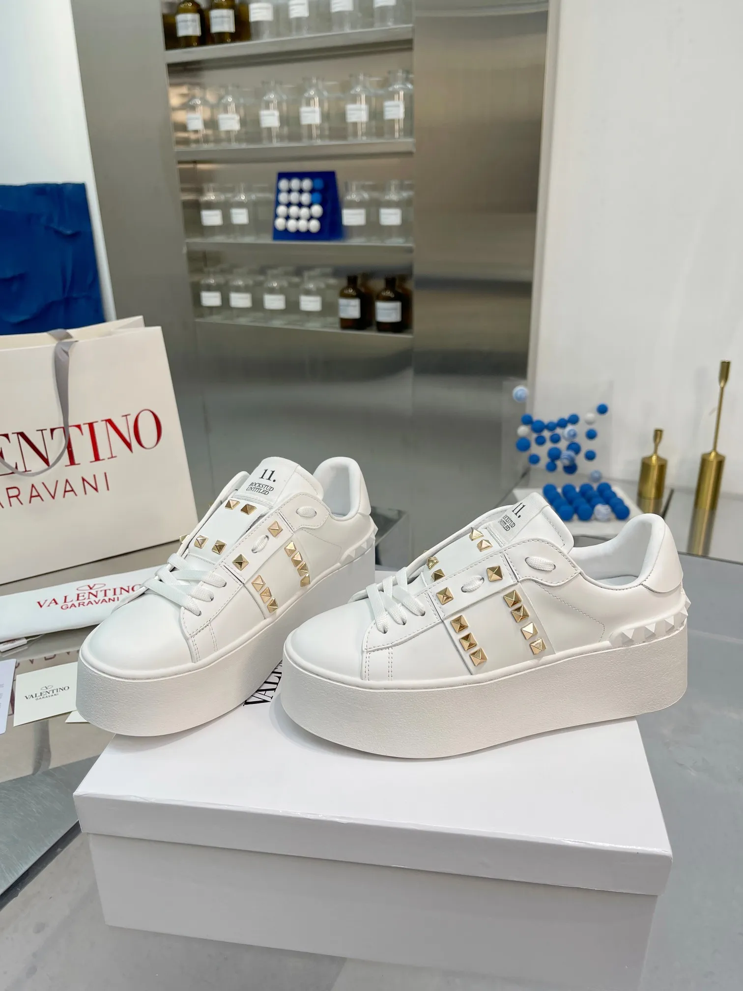 👟👟Ex-factory price 620👟👟 The latest thick-soled high version of Nujia Valentino Valentino 23ss spring and summer thick-soled rivet sports and casual shoes white shoes 2023 latest model hot-selling series hard to find after being launched in Japan super hot classic rivet series with thick sole 6cm higher purchased original development every detail is very exquisite🎁 Upper: silk cowhide splicing Lining: Cowhide lining Outsole: Original synchronized TPR outsole 6cm height increase Size: Female 35-41 (40.41 customized)